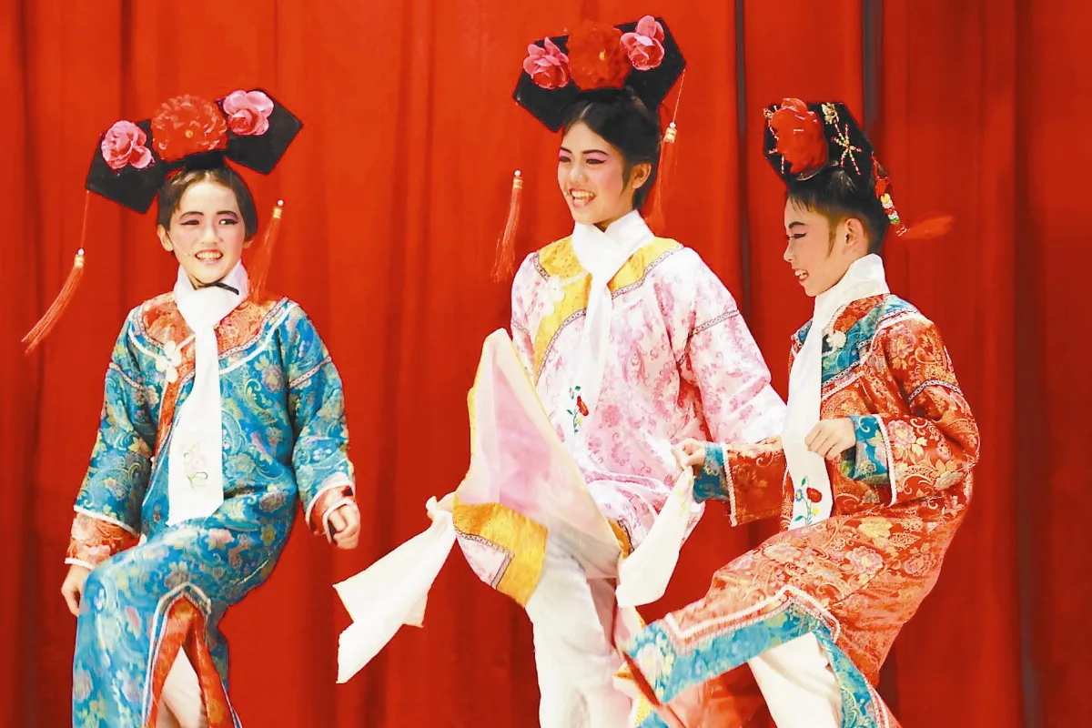 活化校園 歌仔戲真煩傳 師生演出比照拍片