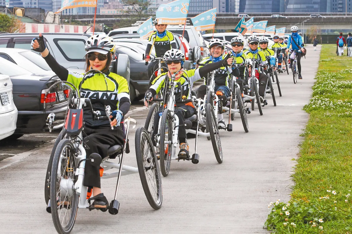 身障者轉手搖車 挑戰雲南大理