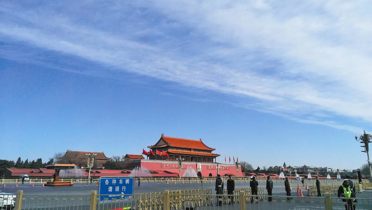 穹頂效應 陸網民發動撐傘抗霧霾