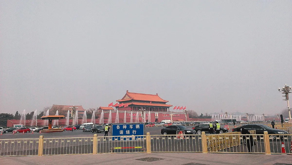 穹頂效應 陸網民發動撐傘抗霧霾