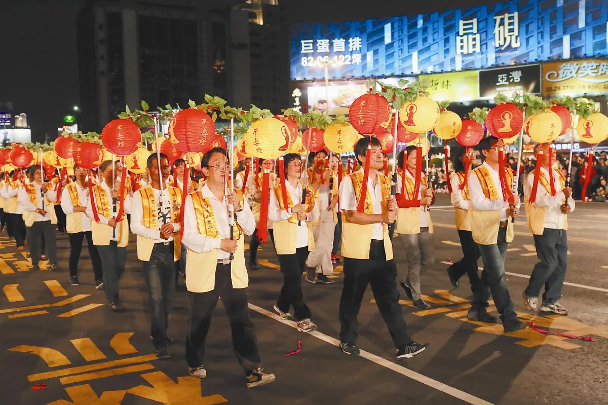 花車、天龍宣法音 佛光照耀高雄