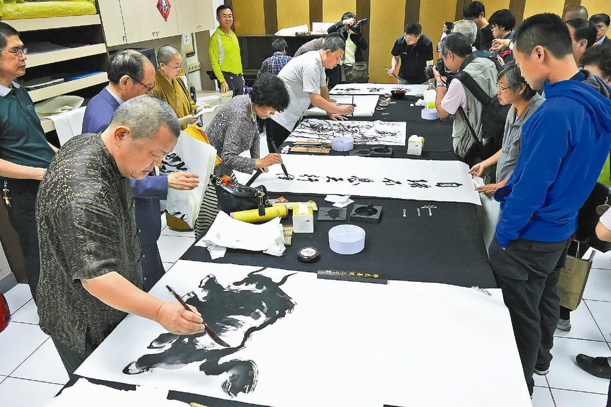 陸書畫家揮毫 為佛館北京周暖身