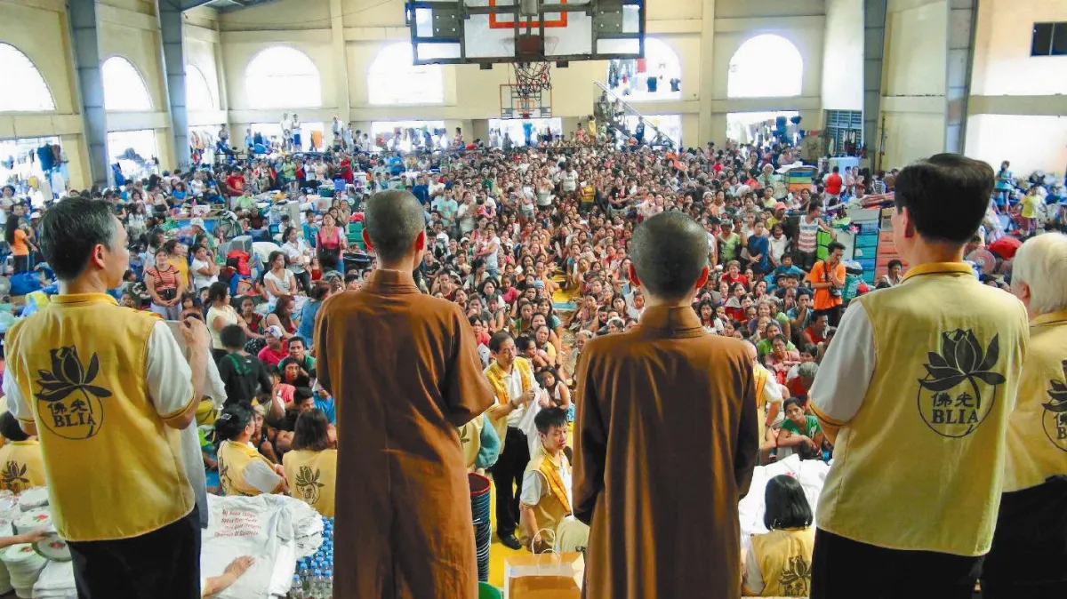 菲貧民窟遭祝融 萬年寺送暖