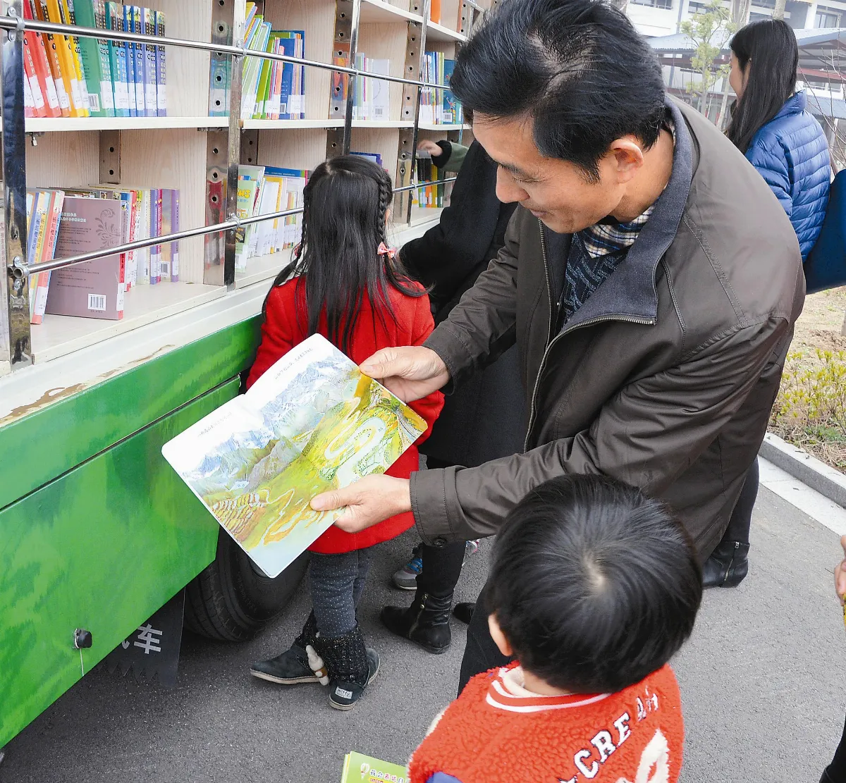 鑑真圖書館 親子植樹、走進書車