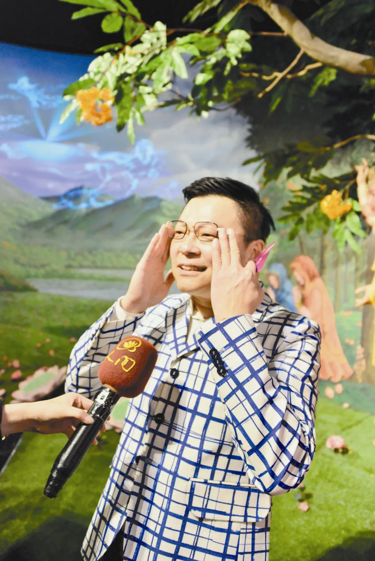 劉豐源贈3D眼鏡 上百俄員工見證