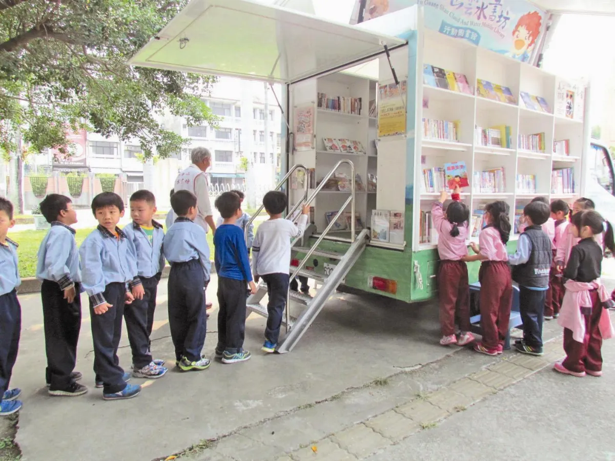 開學囉~ 豐田國小學童 與雲水書車有約