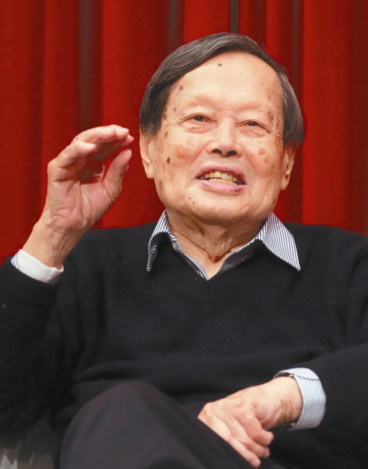 引霓虹為例 楊振寧：物理美極了