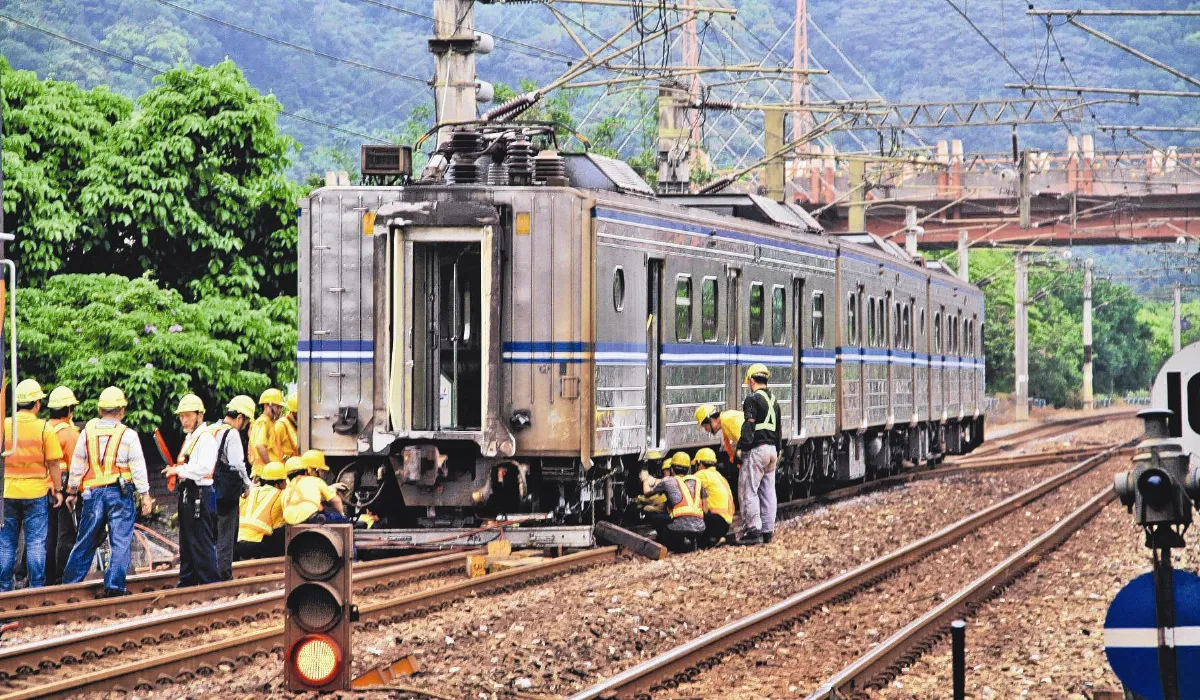 區間車冒煙又出軌 台鐵惹民怨