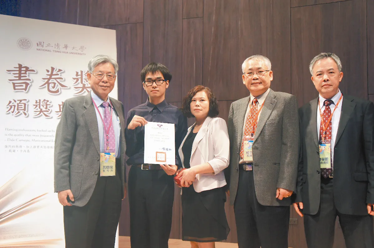 視線1個字寬 他讀出書卷獎