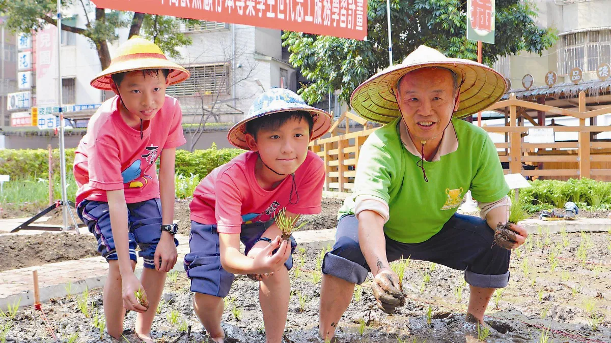 學童彎腰春耕 體驗人生智慧