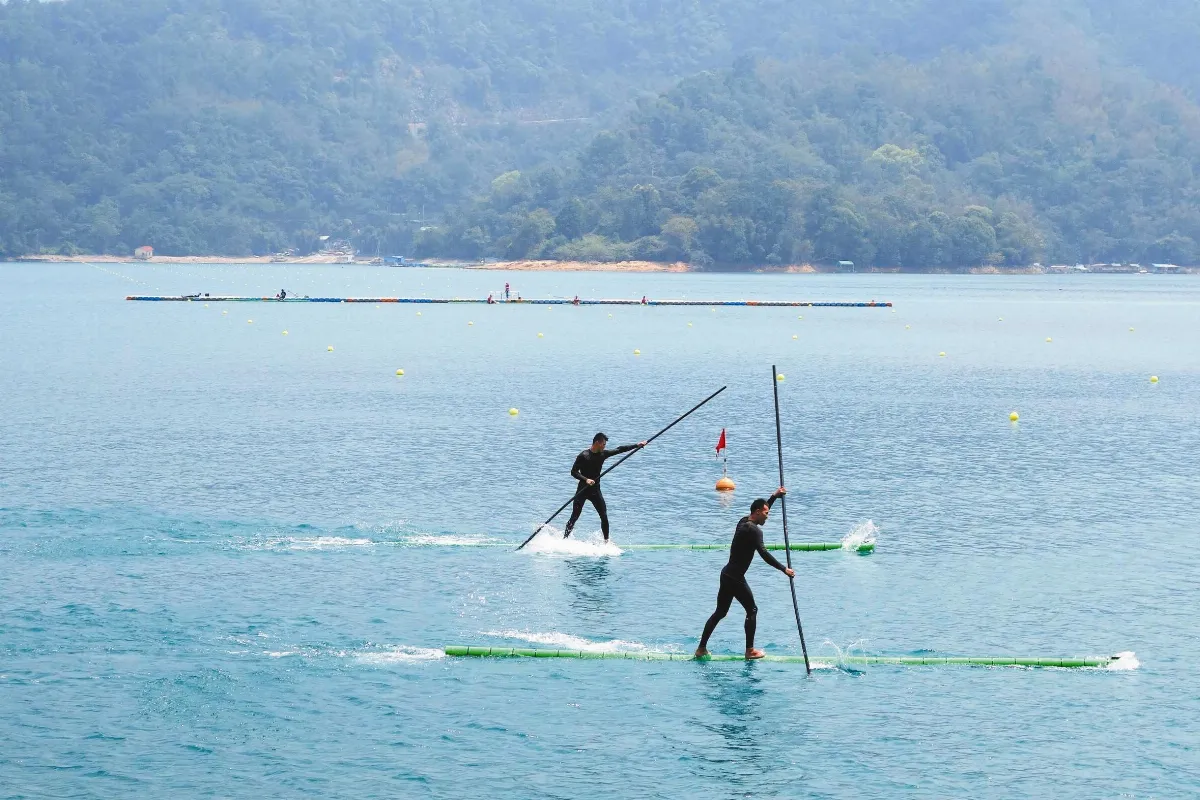 一葦渡江 技驚日月潭