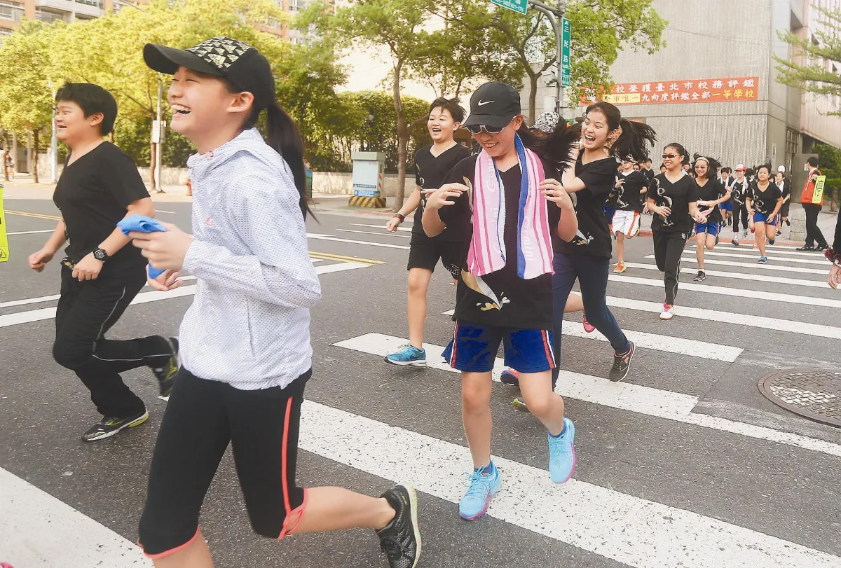 育幼院募8盒咖哩塊 健康國小為盲童路跑