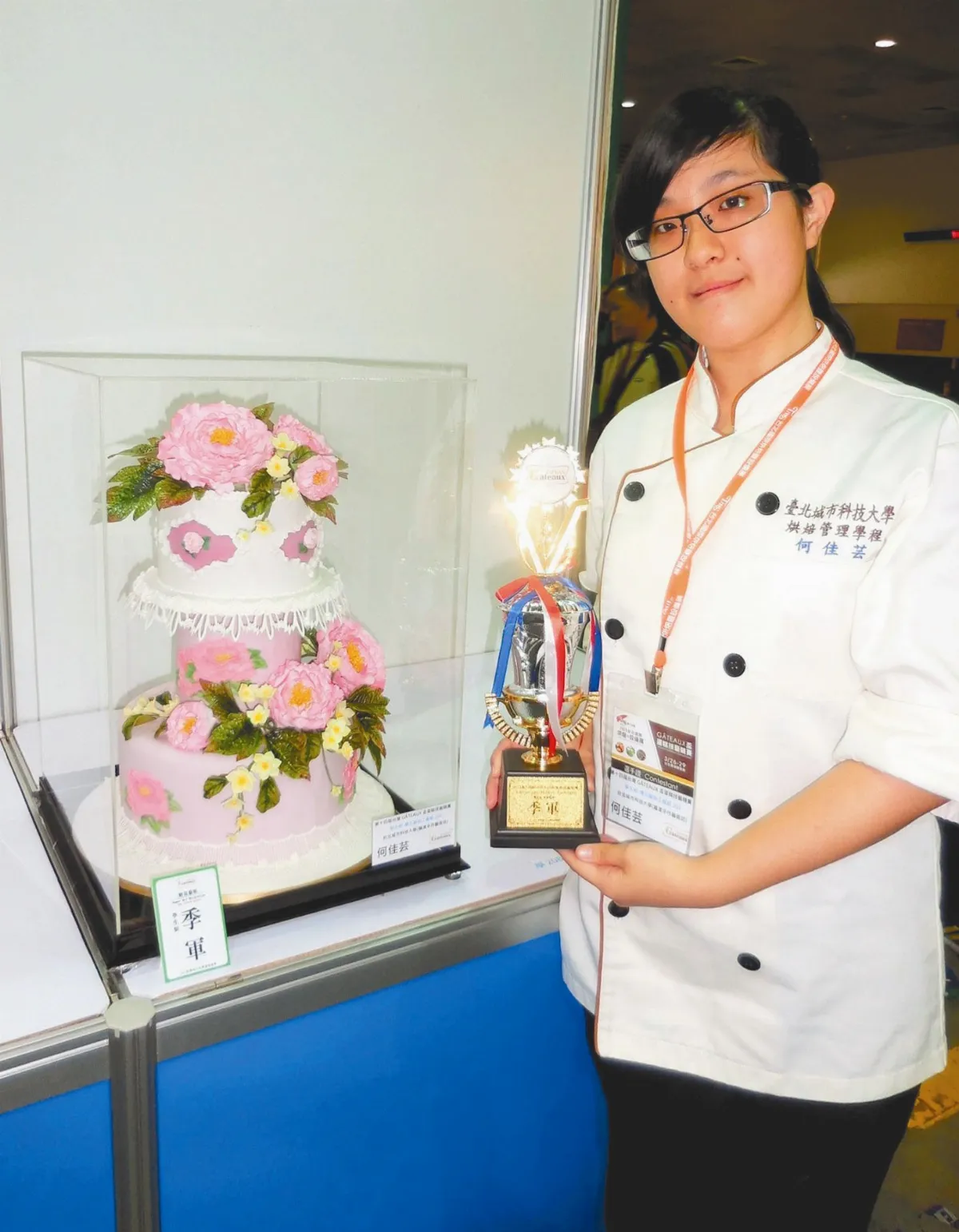 何佳芸巧手 捏牡丹糖花蛋糕