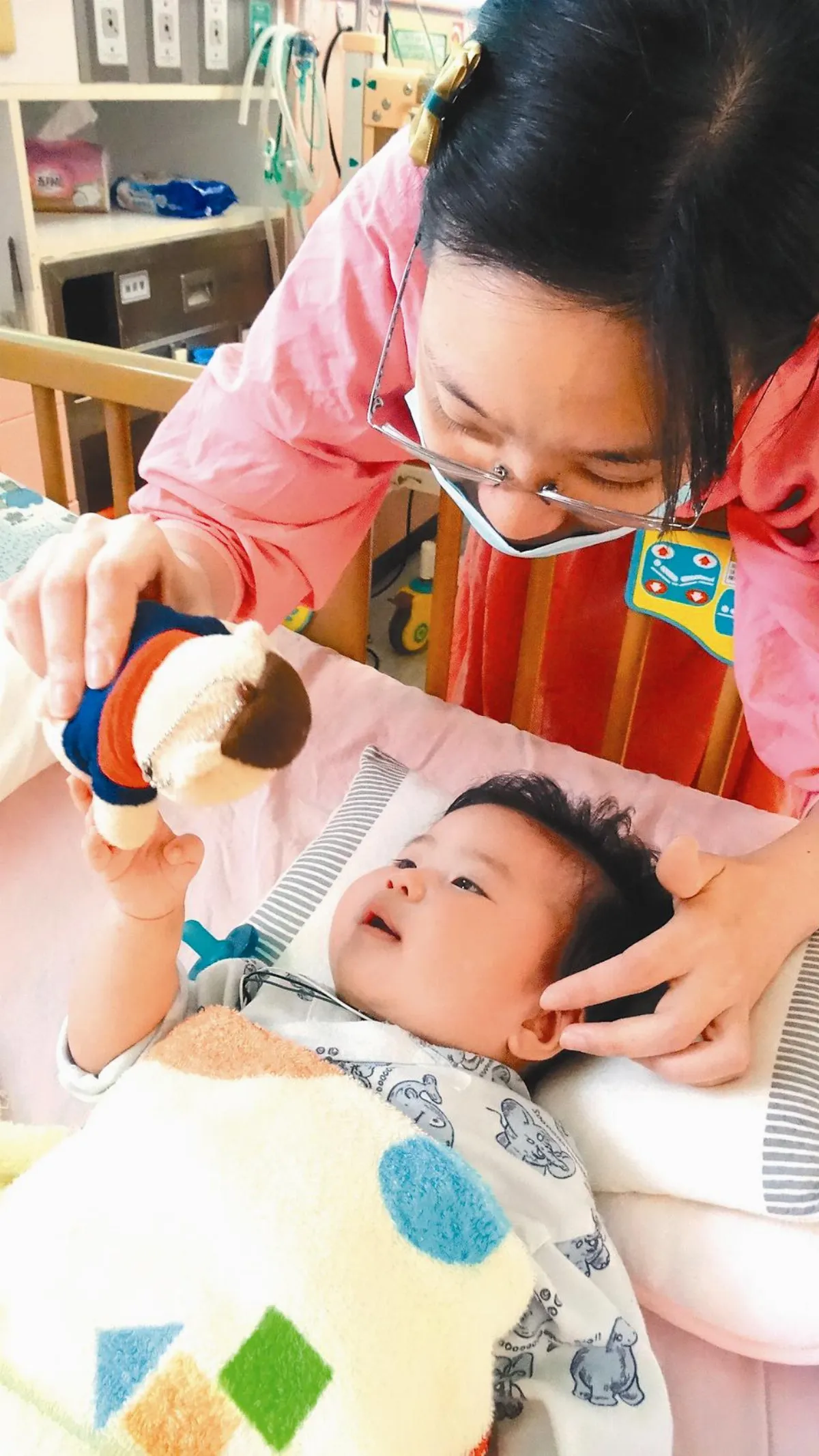 母愛偉大 陪罕病兒走完人生路