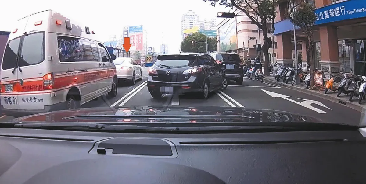 不禮讓救護車 重罰、吊照