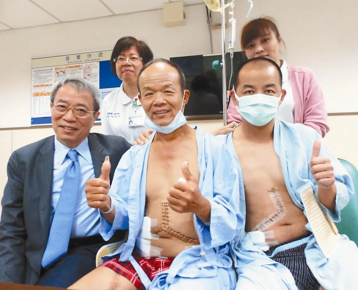 3個兒子搶著捐 老爸含淚換肝