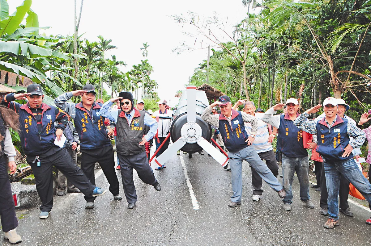 鐵皮、電扇 大全村民拼軍機