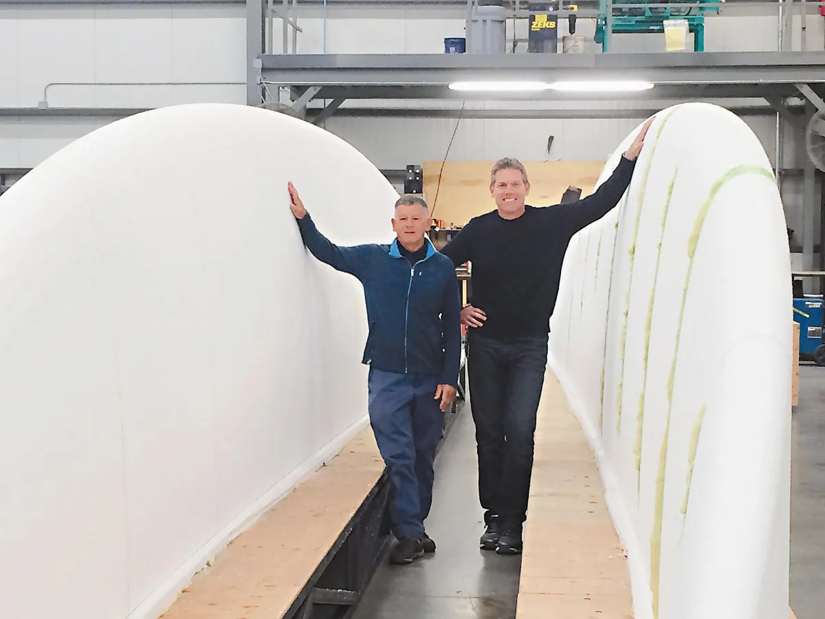 全球最大衝浪板 可載62人