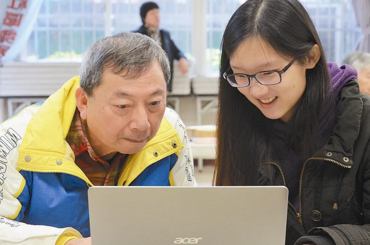 清大生邀長者 用多媒體說故事