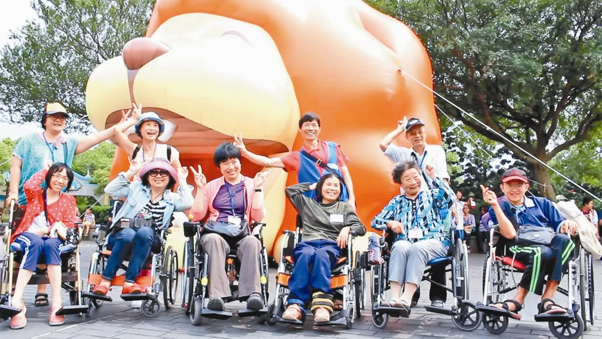 腦萎縮症病友 興奮出遊