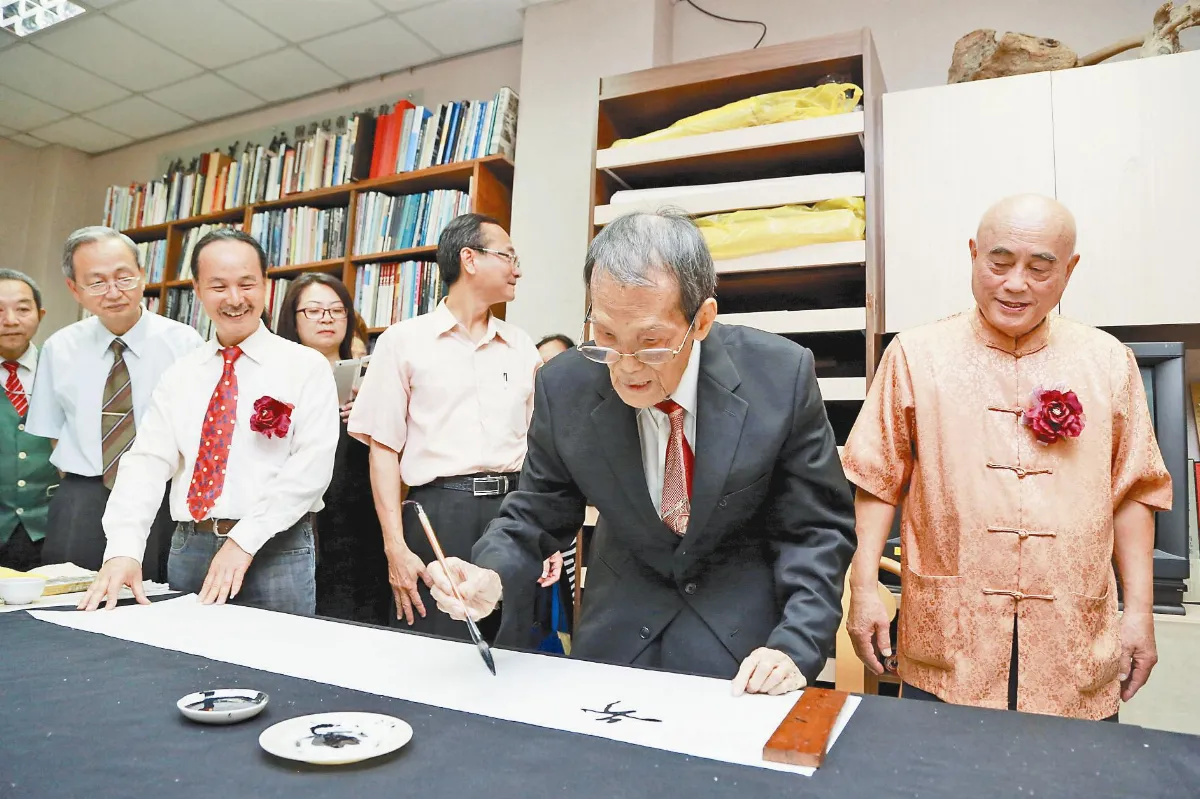 劉銘以五指代筆 巧手揮灑萬象