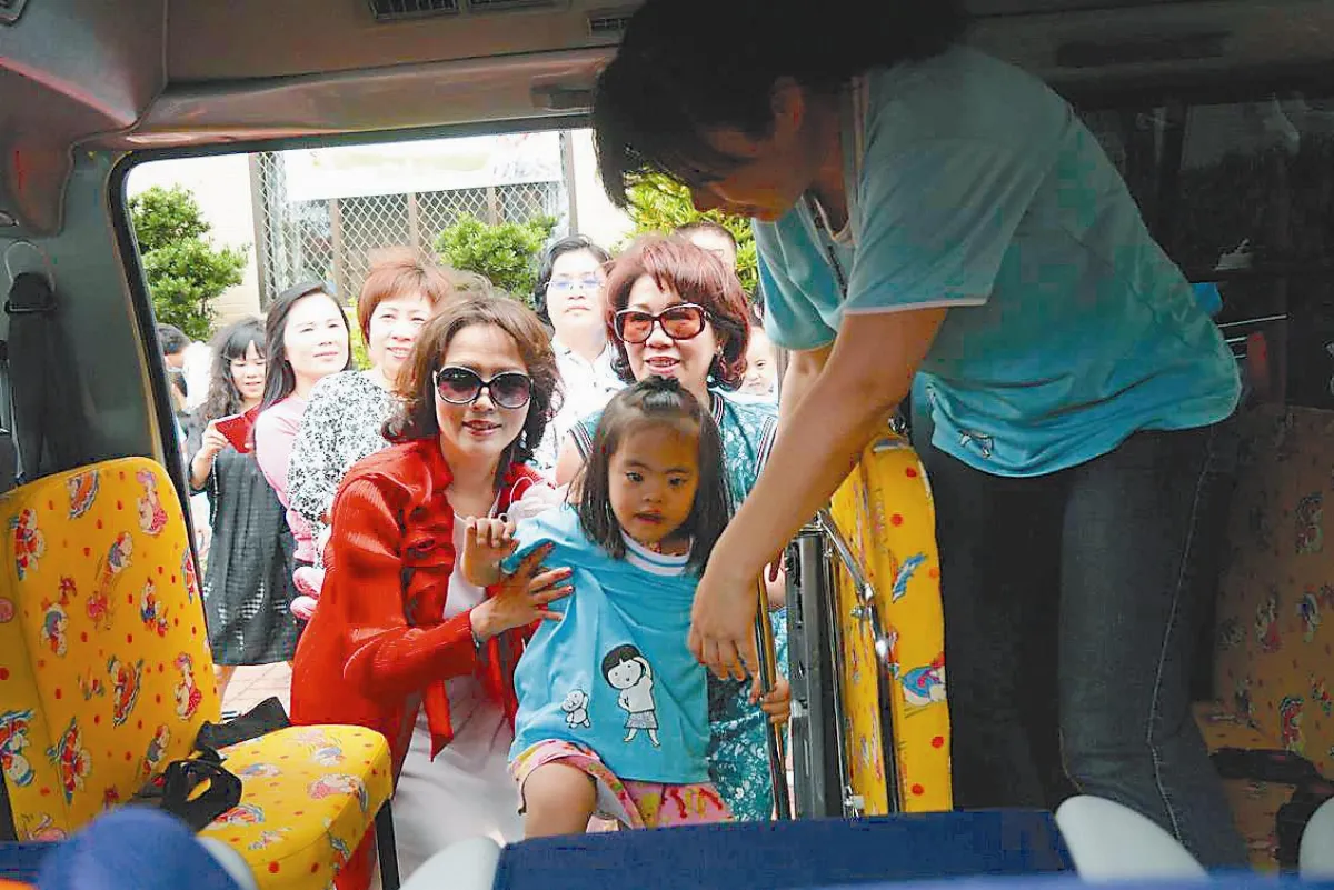 捐贈交通車 助慢飛天使