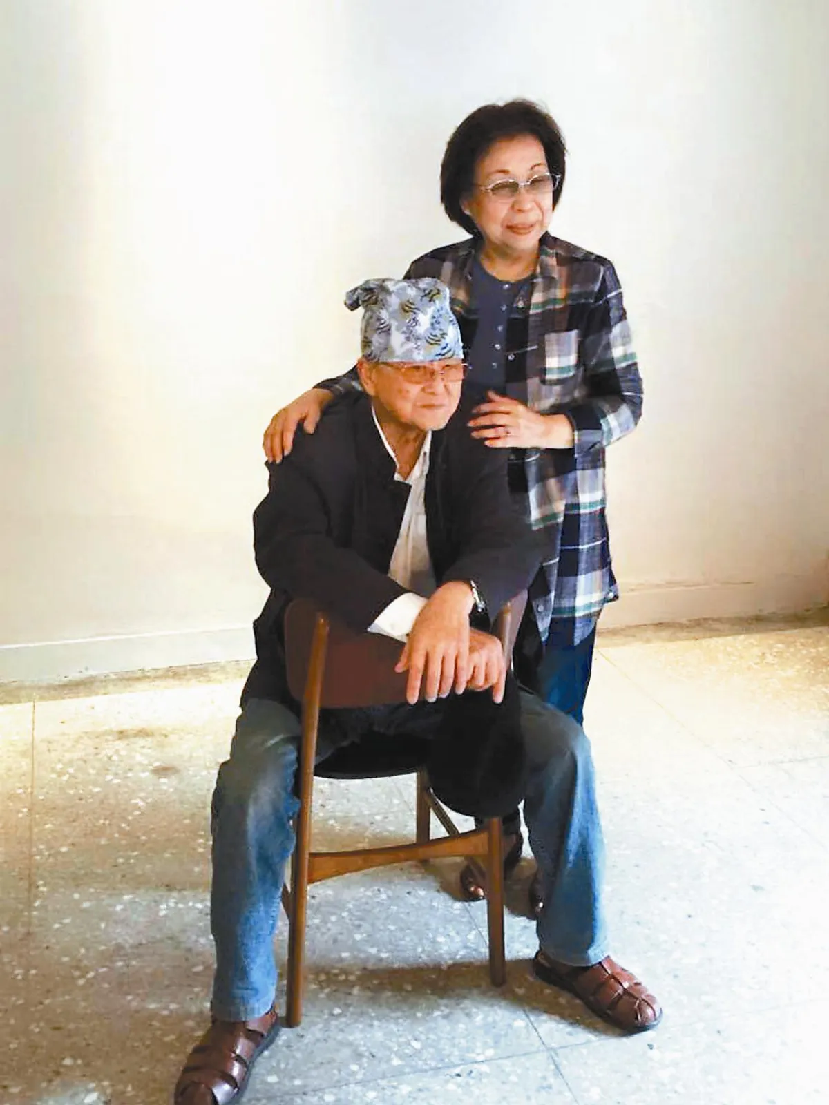 黃春明化療手麻   勇敢前進