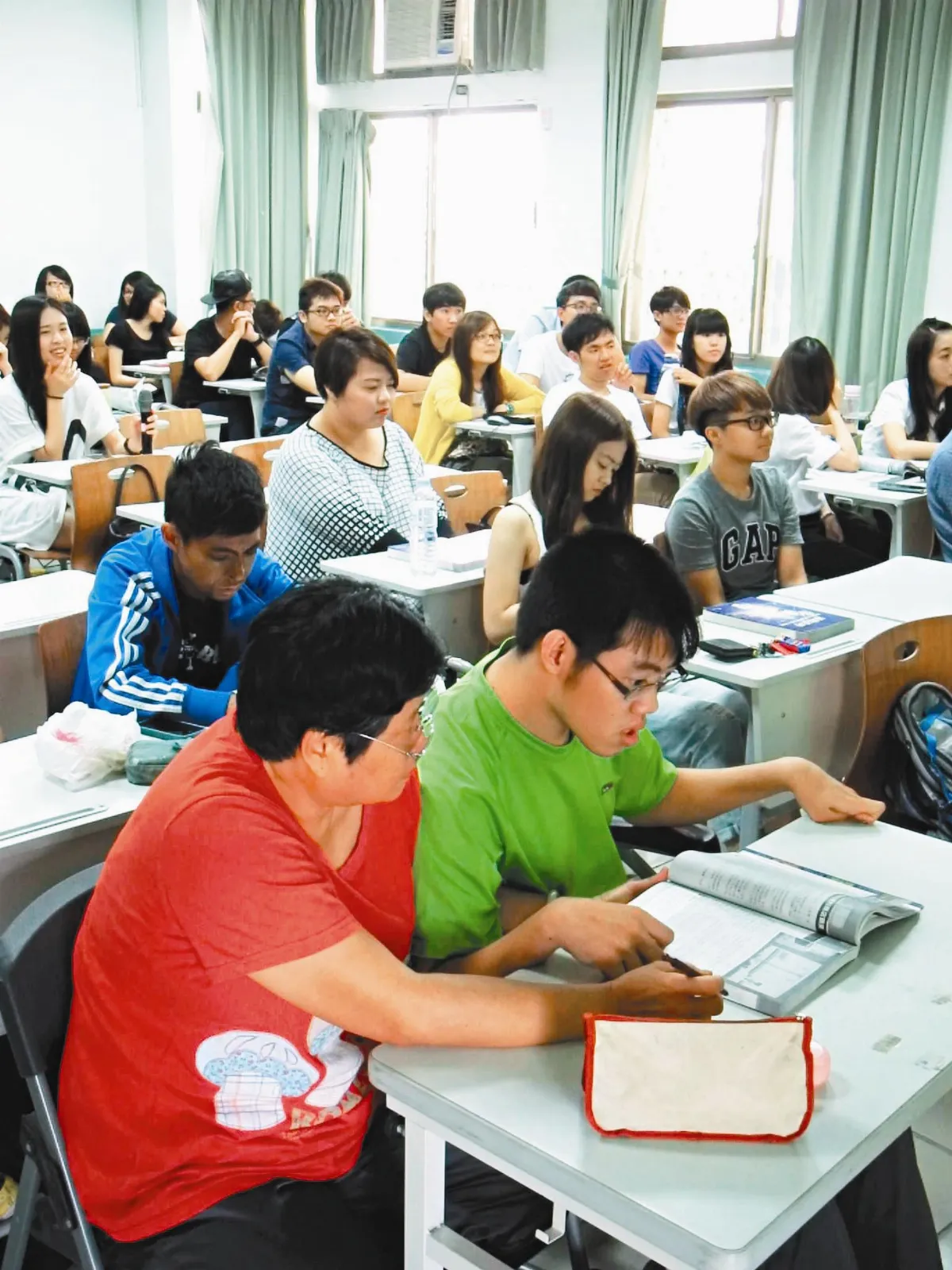 母伴腦麻兒 念大學 樹德行銷系「特殊老學生」 愛坐第1排 K書比兒帶勁