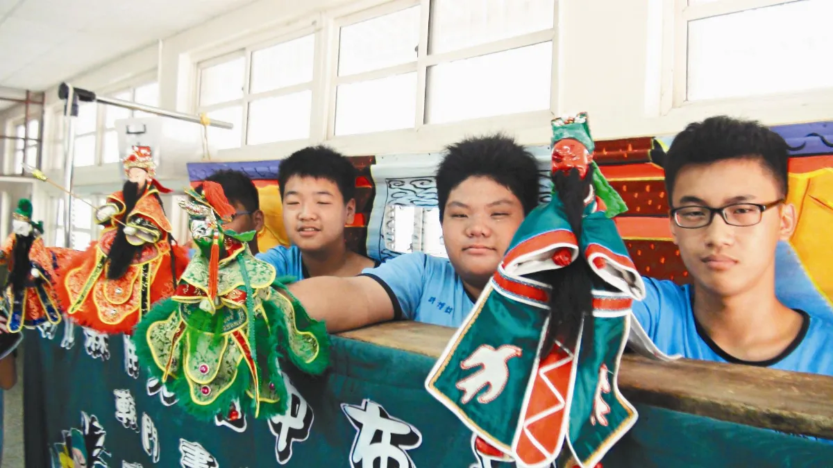 搭創意戲台 鹿港國中布袋戲奪冠