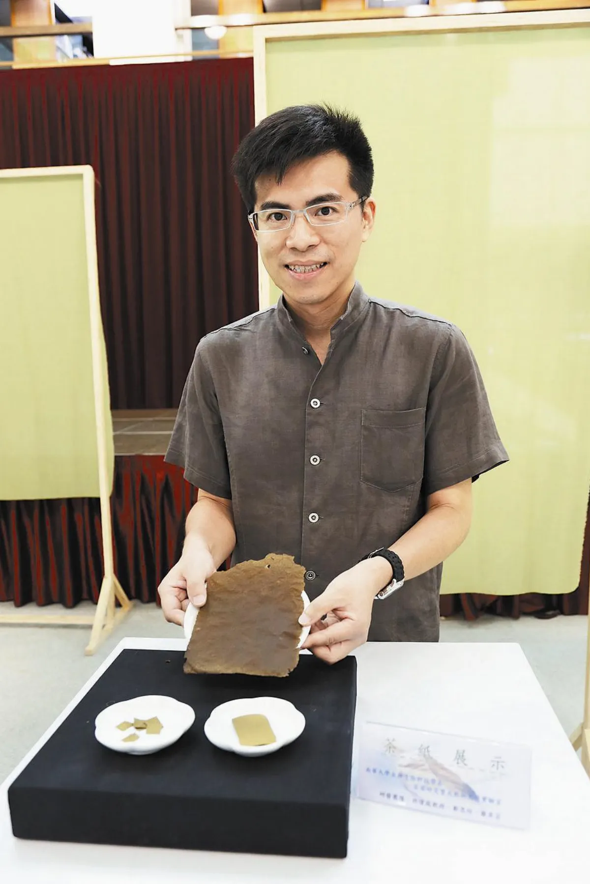 南華善用茶渣 開發食用茶紙