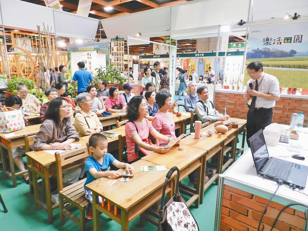 素博第2天 幸福把關 食農小學堂 學生滿堂抄筆記