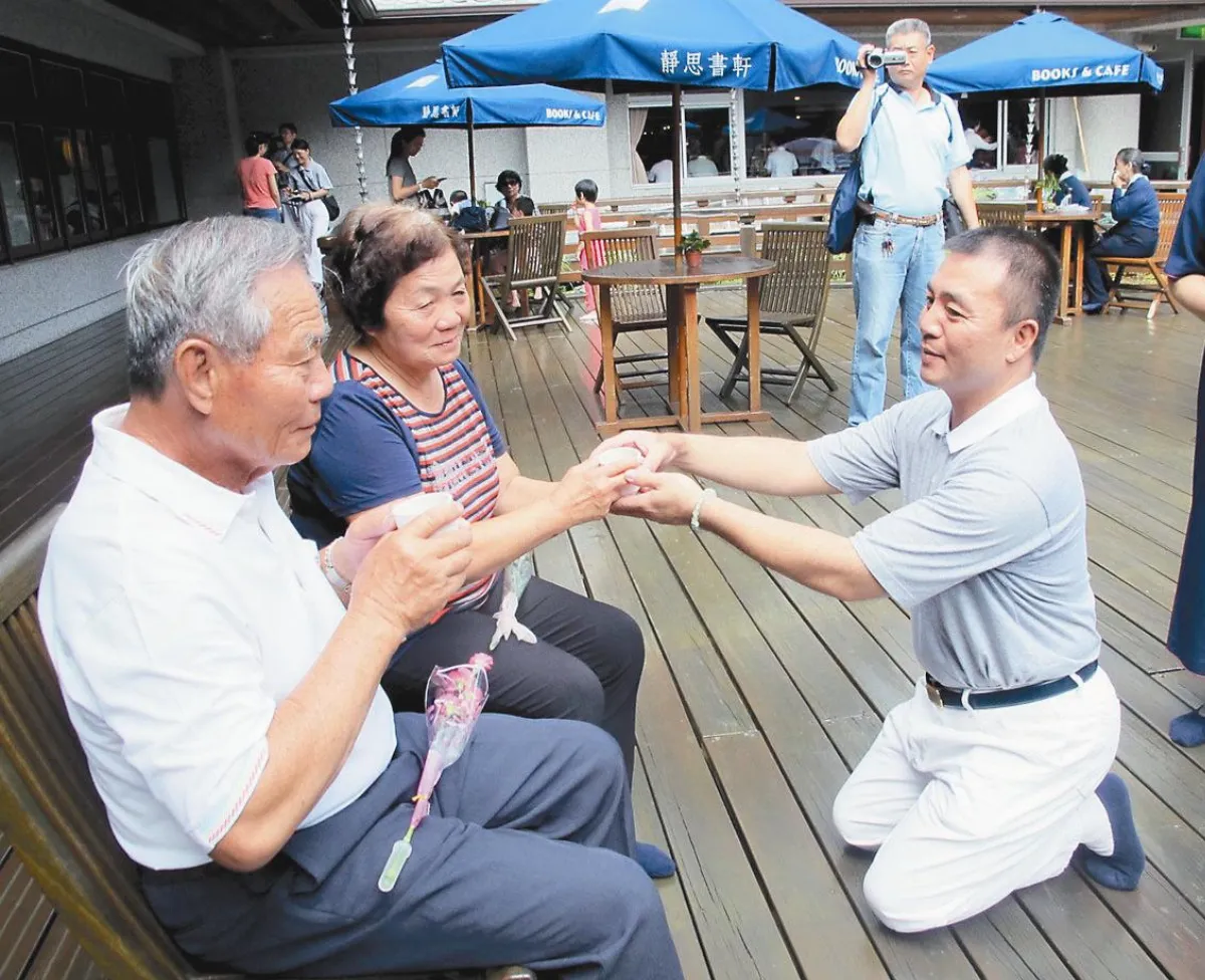 母親 謝謝您！ 6進6出監獄  浪子跪母奉茶