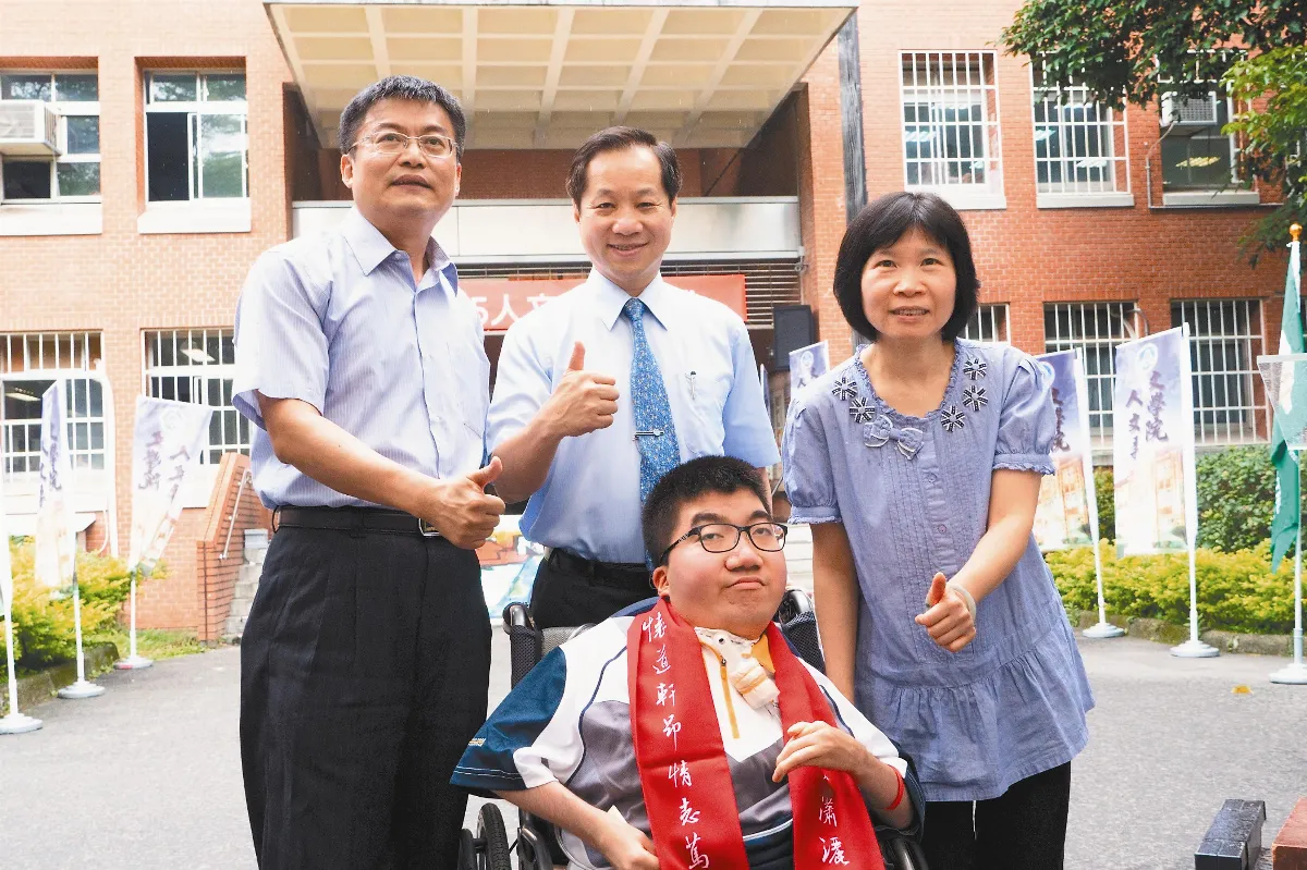 克服身障 葉冠宏領書卷獎報母恩
