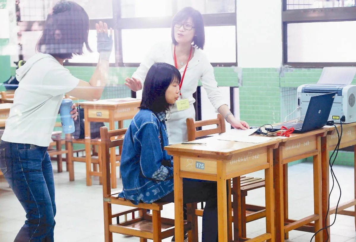 雙手燒傷 口述老師代答