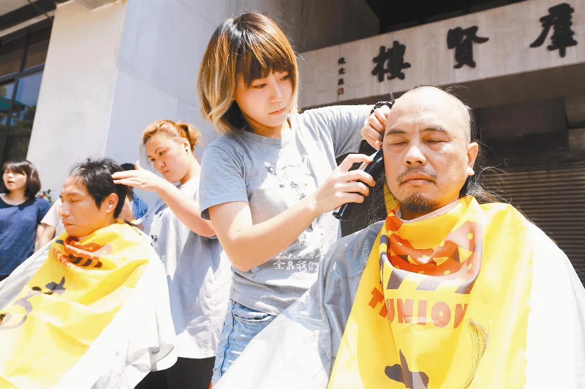恐淪29k？ 私校教師落髮抗議