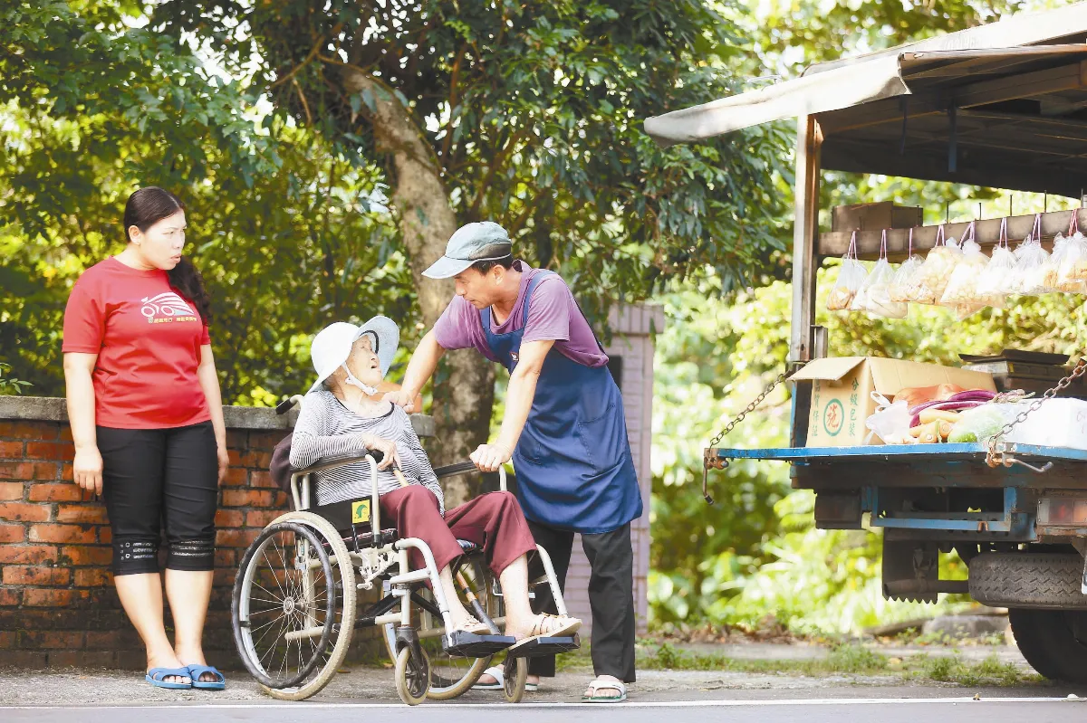 菜販石振烽 每天宜蘭跑新北 會唱歌的菜車 送暖偏鄉20年