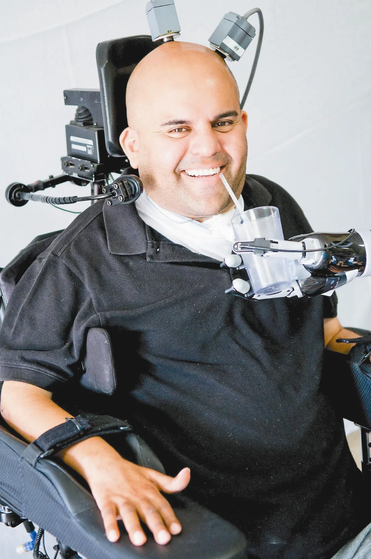 腦部植入晶片 成功使喚機械臂