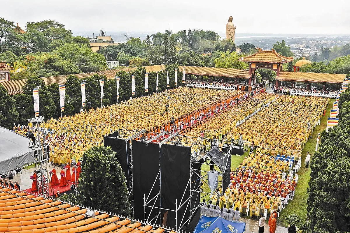 佛首寶轎入壇場 雨停天晴