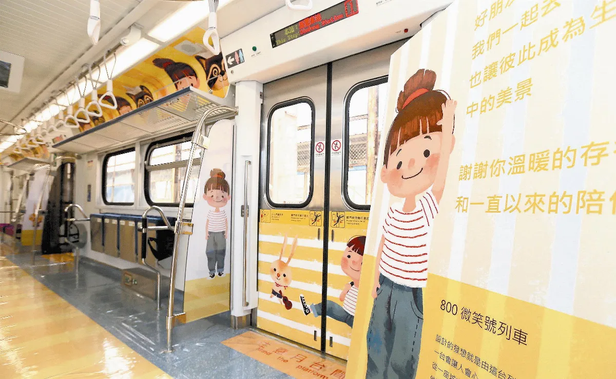 台鐵彩繪電聯車 微笑迎賓