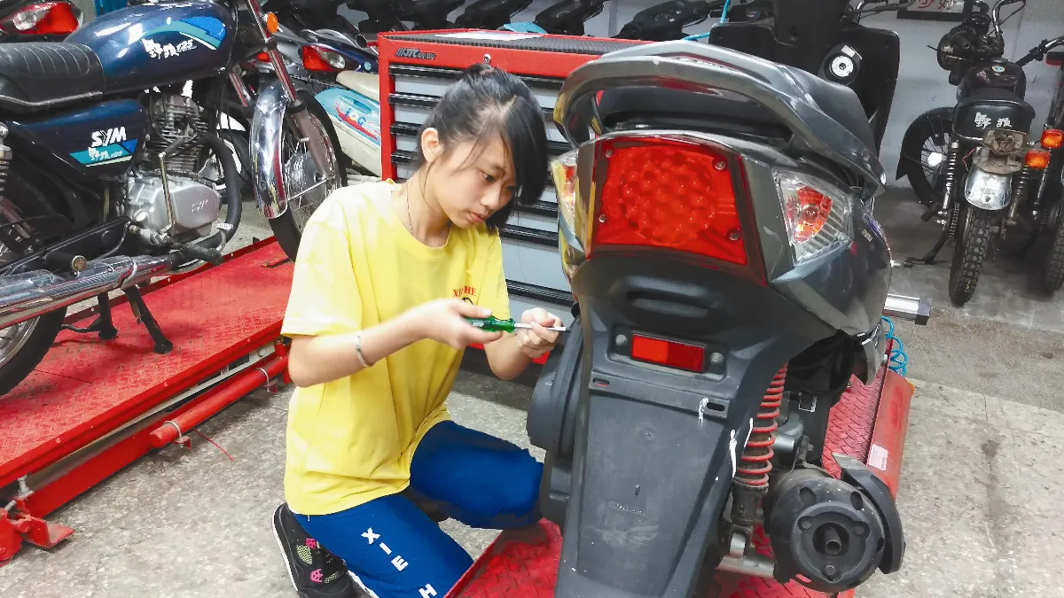 體貼父母 少女立志當黑手
