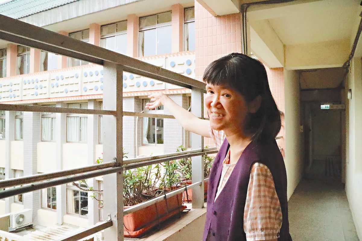 北市圖啟明分館館員陳麗鳳 每層樓「摸」得熟  用心導覽  訪客：原來妳看不見