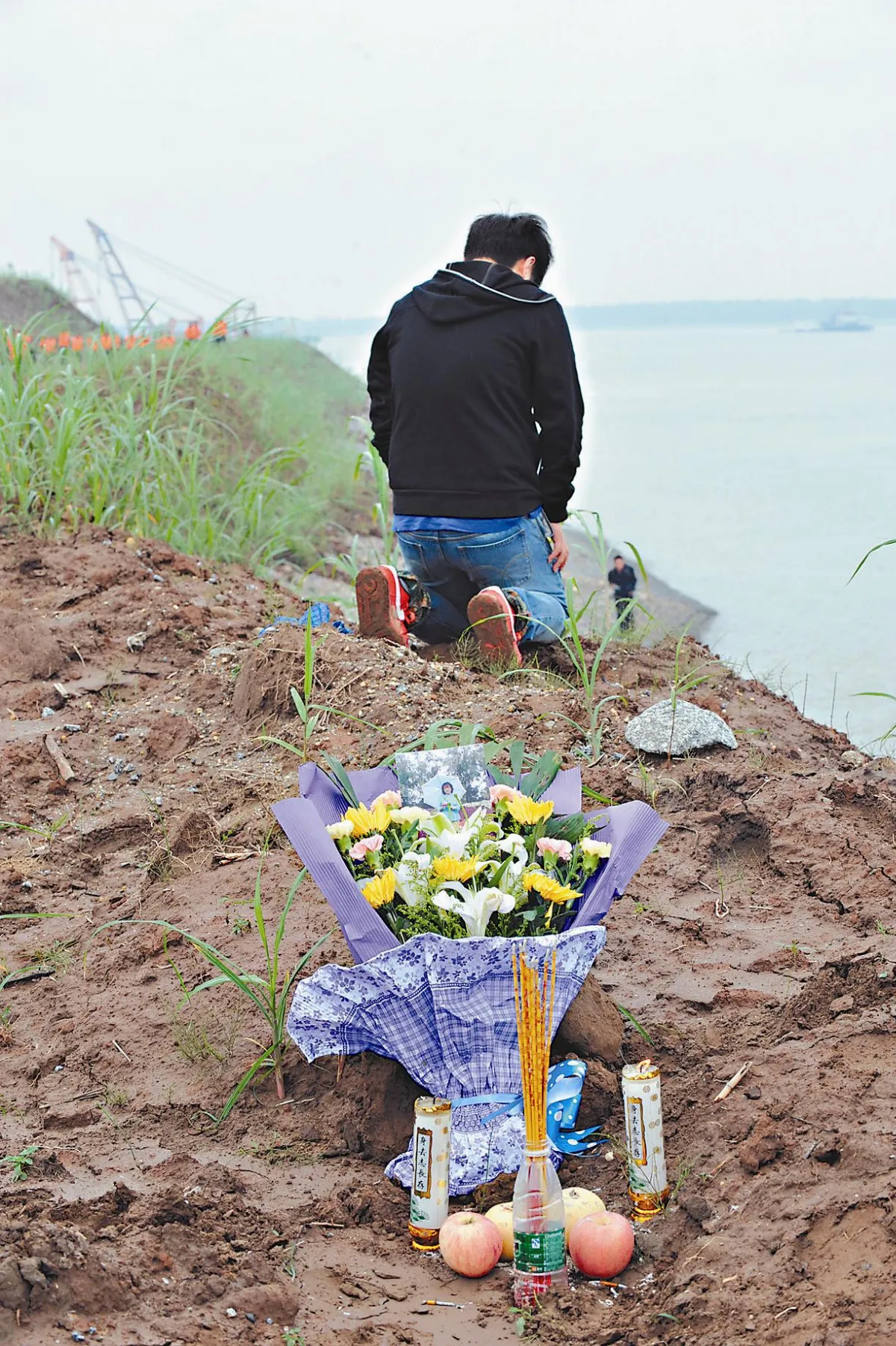 船隻鳴笛 為死者送行  娛樂節目停播3天 東方之星頭七 默哀3分鐘