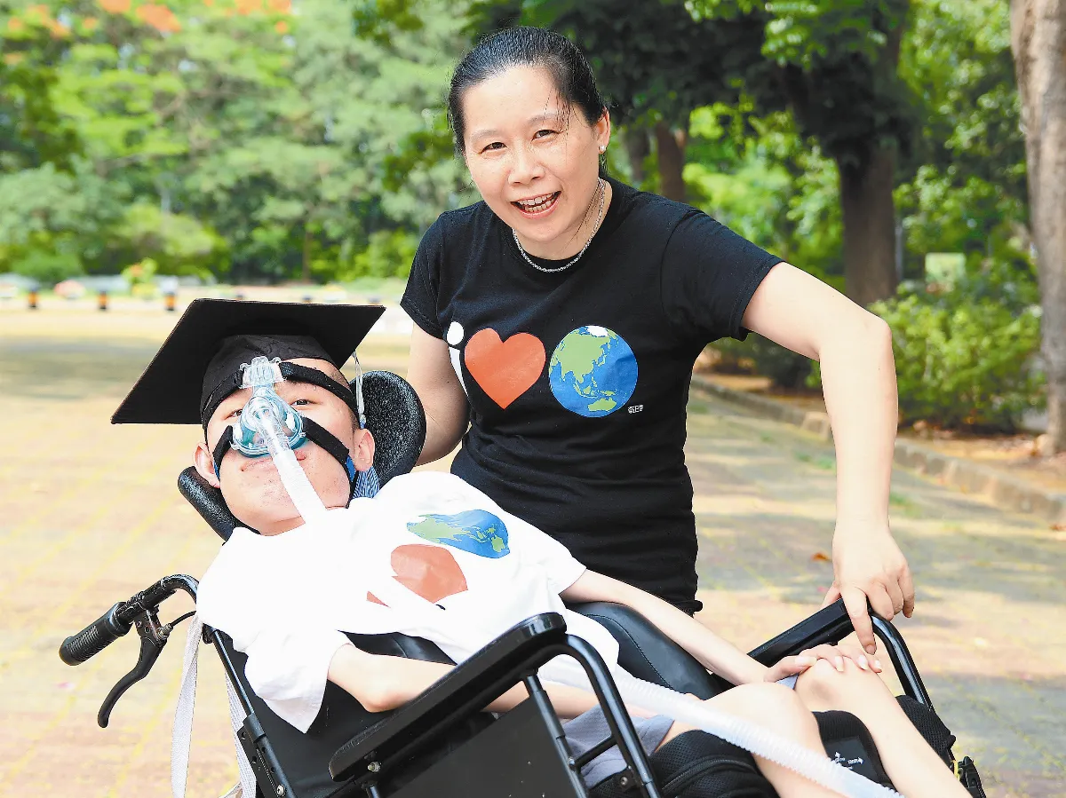 肌萎生全勤畢業 慈母全心陪伴