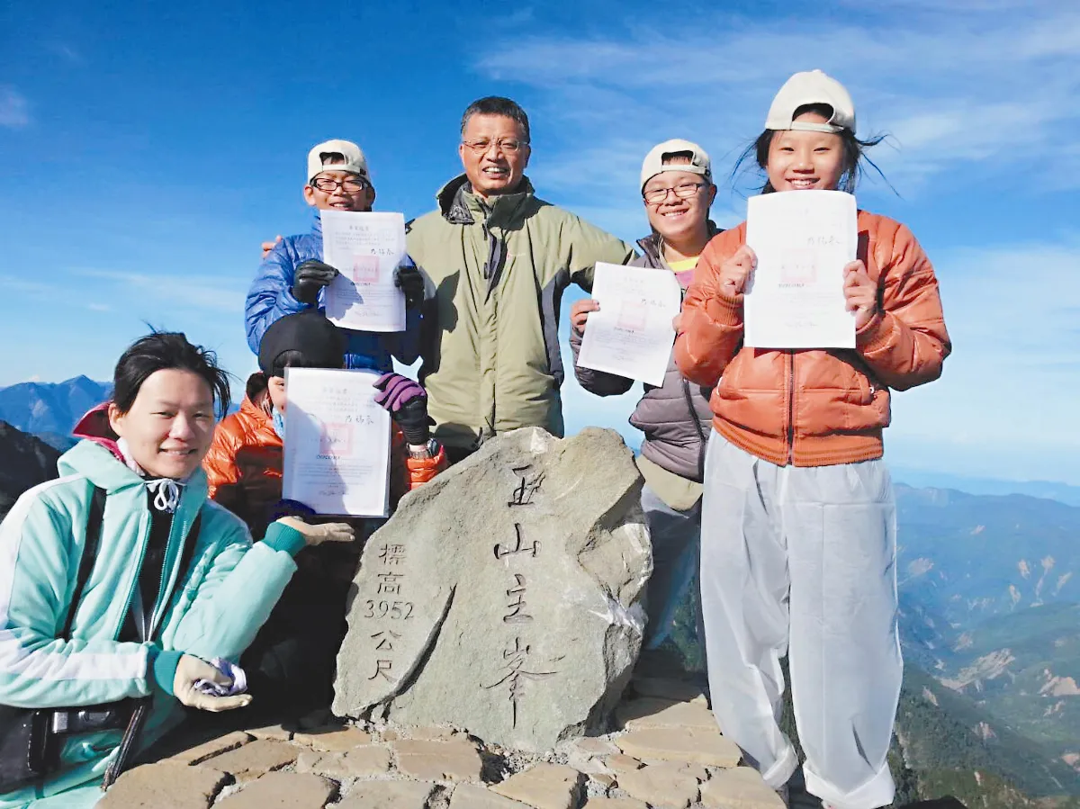 我畢業了！ 爬山攀樹領證書
