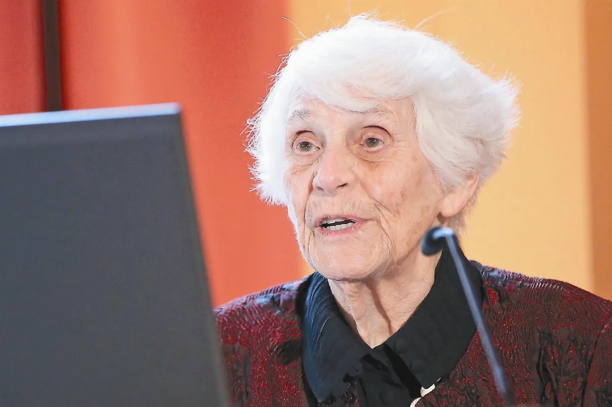 遲了80年 102歲嬤獲博士學位