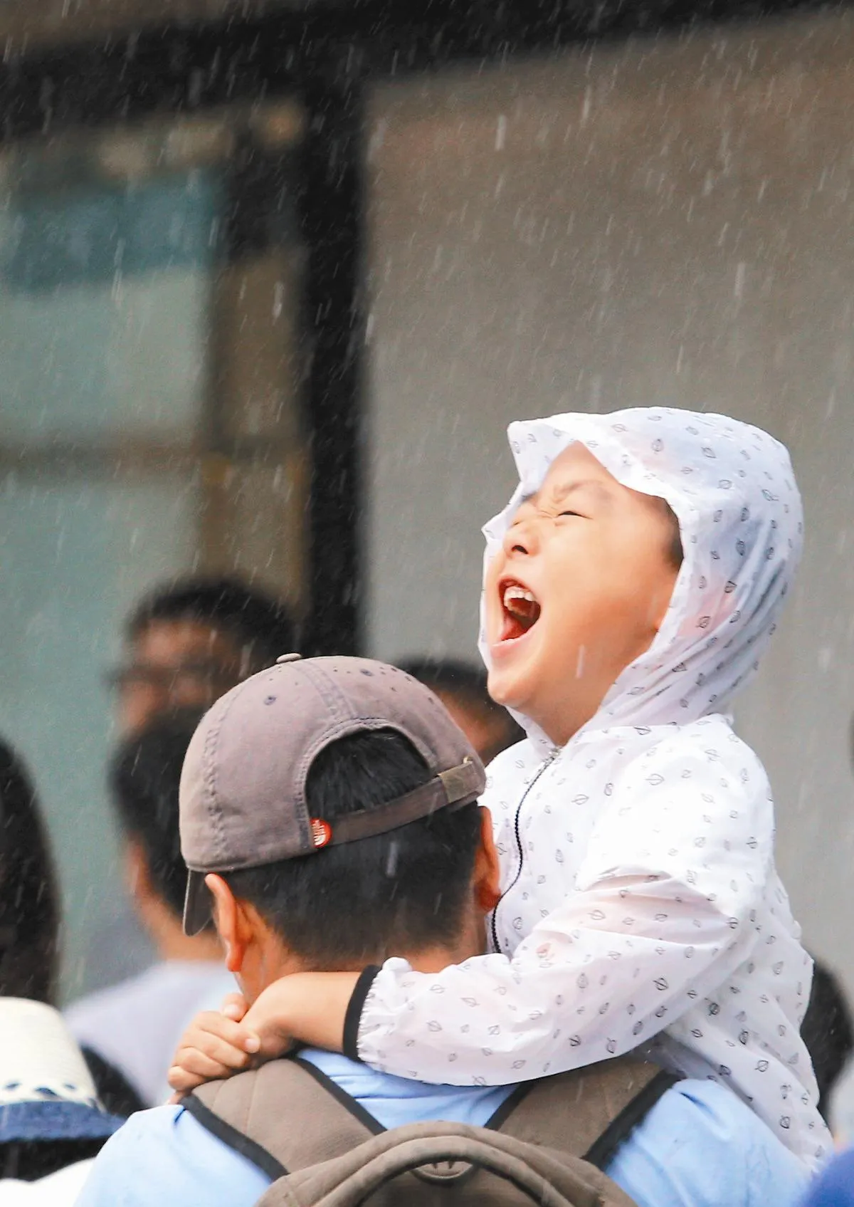 哇！下雨囉！
