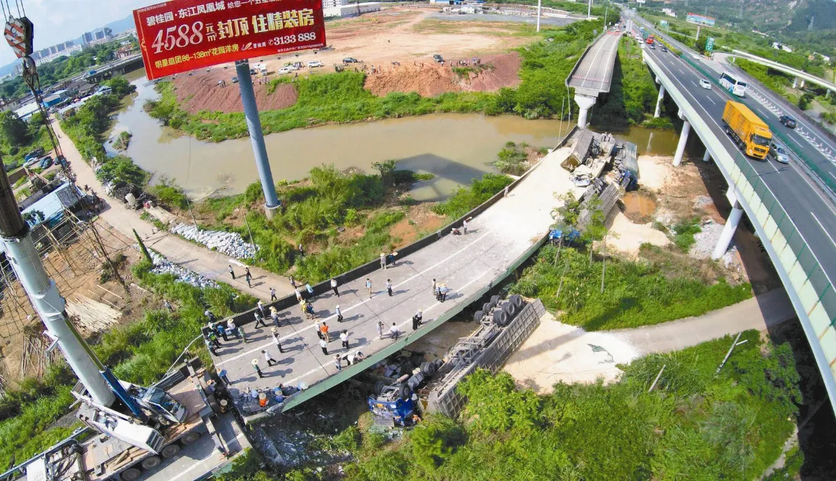 網友諷：這個黑鍋，大貨車背定了 廣東高速公路匝道坍塌 1死4傷