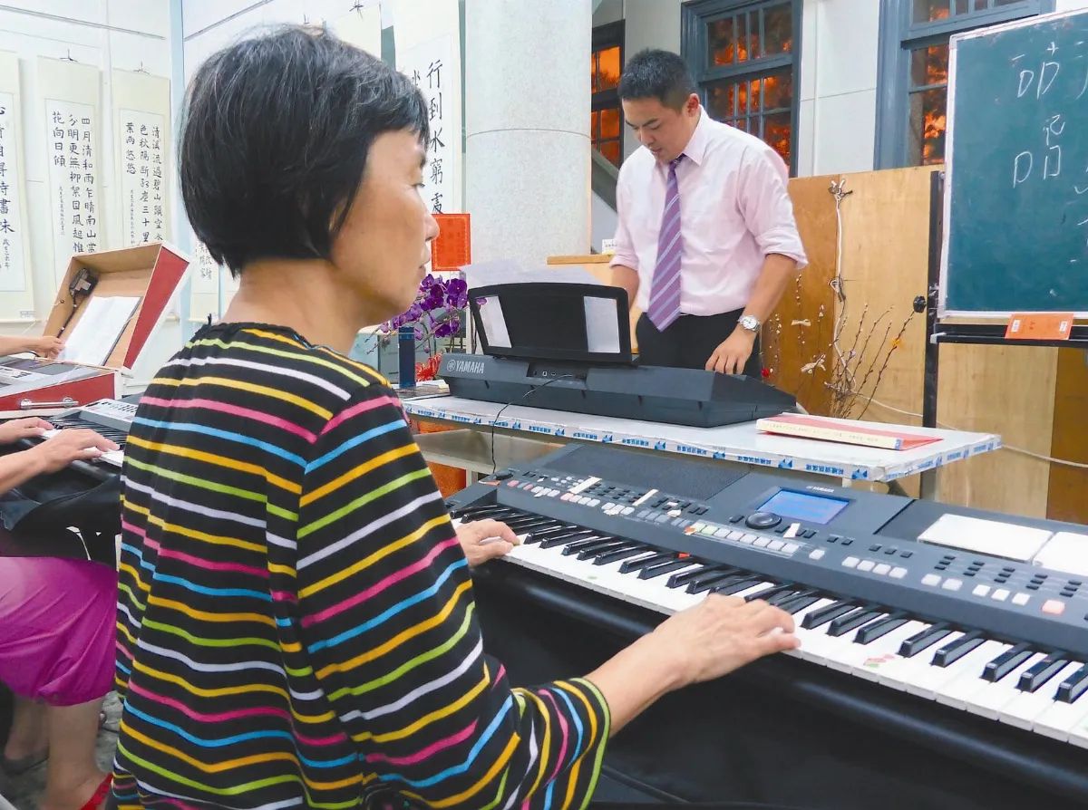 眼盲心不盲一圓學琴夢想