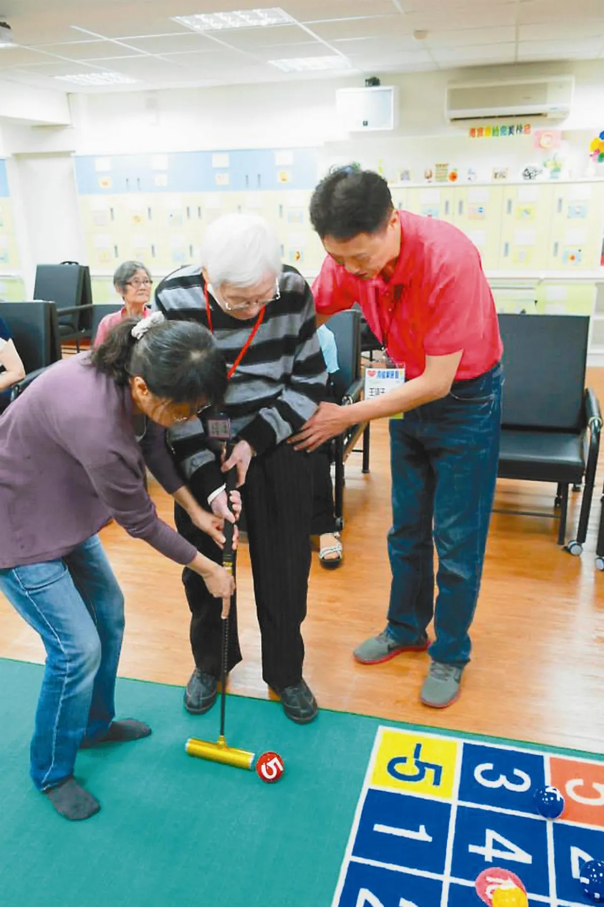 擺脫宅在家 銀髮族幼稚園開課