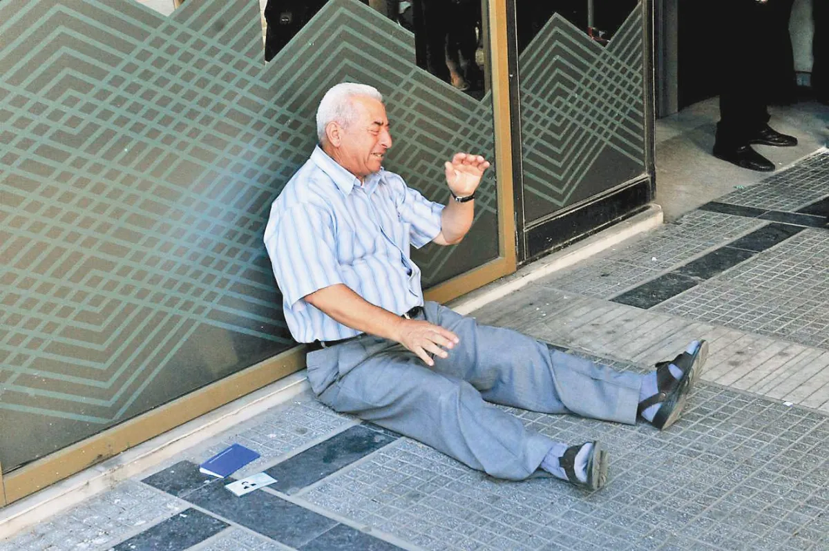 痛心國家陷入慘況 領不出退休金 老翁銀行外崩潰痛哭